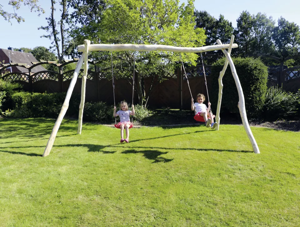 Joda_Spielgeraete_Schaukel_Doppel_MIA_Robinie_Milieu_Kinder.jpg Joda_Spielgeraete_Schaukel_Doppel_MIA_Robinie_Milieu_Kinder.jpg