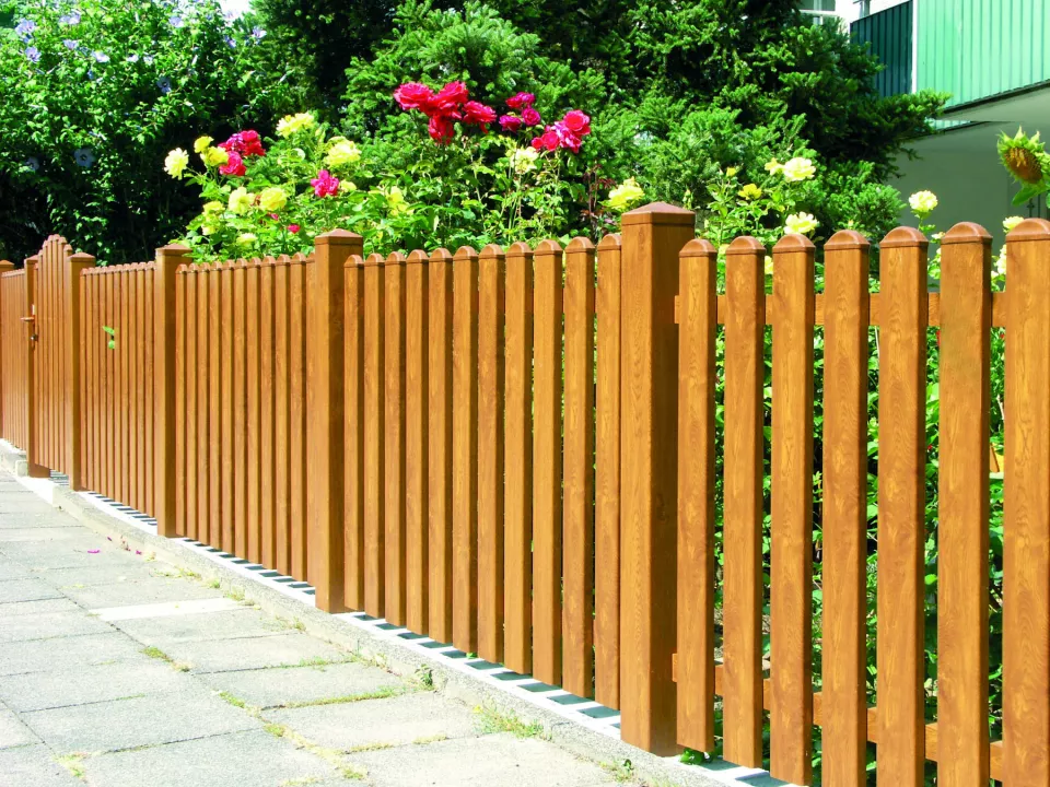 Kunststoffzaun_Donautal_goldenoak.jpg Kunststoffzaun_Donautal_goldenoak.jpg