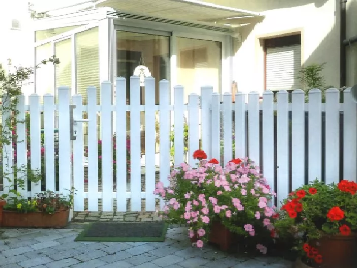 Kunststoffzaun_Donautal_mit_Tor.jpg Kunststoffzaun_Donautal_mit_Tor.jpg