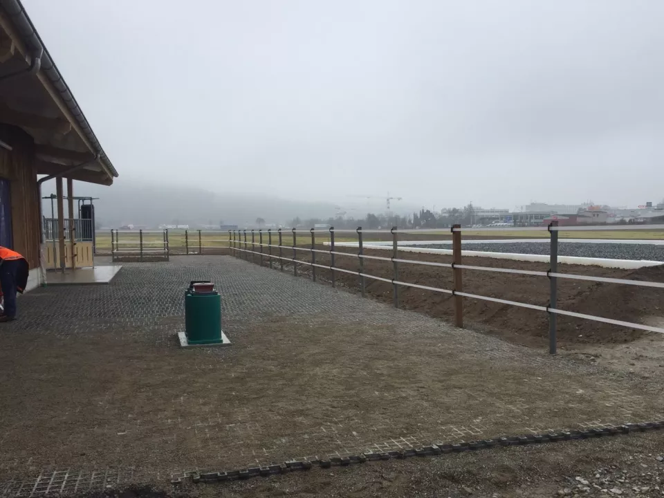 Pferdezaun_mit_Baendern.jpg Pferdezaun_mit_Baendern.jpg