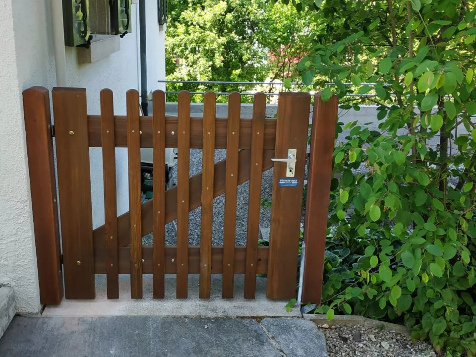 Zauntor_links_gebandet.jpg Zauntor_links_gebandet.jpg