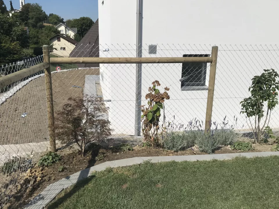 Diagonalgeflechtzaun_mit-Holztraverse_1hgulfarri5cn.jpg Diagonalgeflechtzaun_mit-Holztraverse_1hgulfarri5cn.jpg