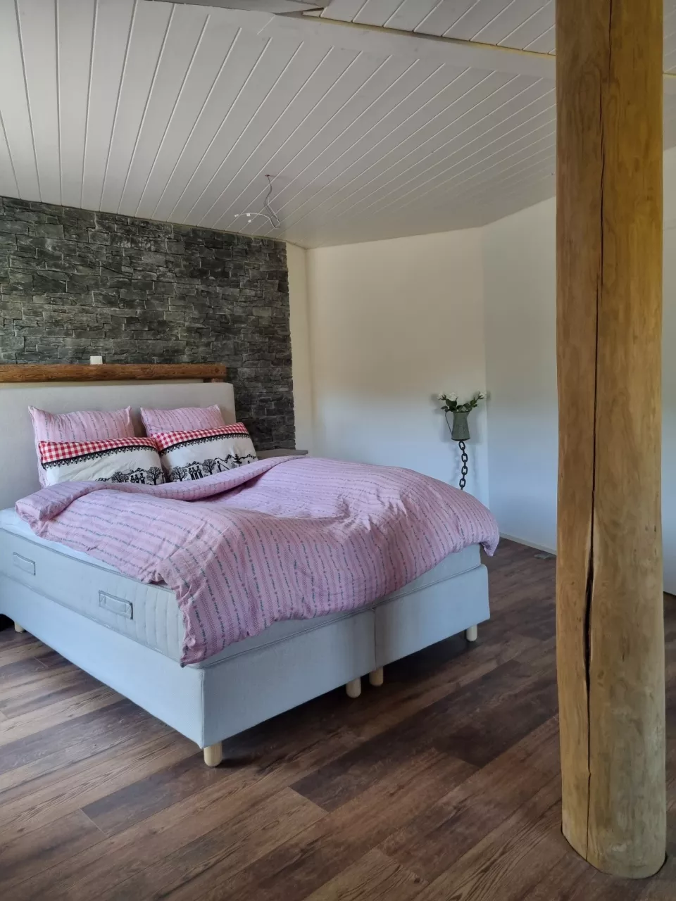 Stuetzbalken_Schlafzimmer1.jpg Stuetzbalken_Schlafzimmer1.jpg