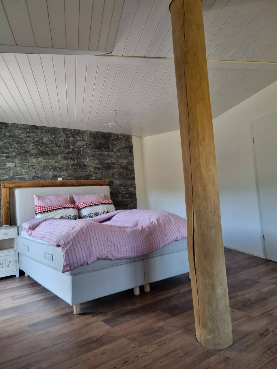 Stuetzbalken_Schlafzimmer_ouklutpgifjb.jpg Stuetzbalken_Schlafzimmer_ouklutpgifjb.jpg