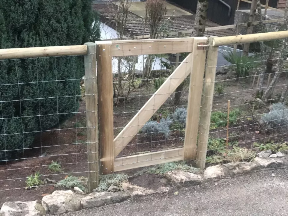 Knotengitterzaun_mit_Holzrahmentor_swi86ir7r7t5.jpg Knotengitterzaun_mit_Holzrahmentor_swi86ir7r7t5.jpg