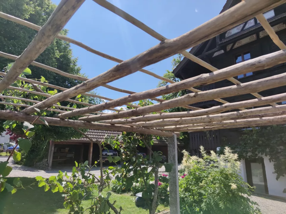 Granitpergola_mit_Kastanienholz.jpg Granitpergola_mit_Kastanienholz.jpg