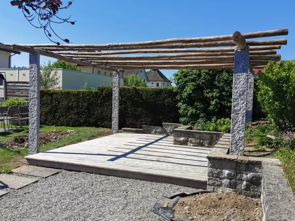 Granitpergola_mit_Kastanienholz1.jpg Granitpergola_mit_Kastanienholz1.jpg