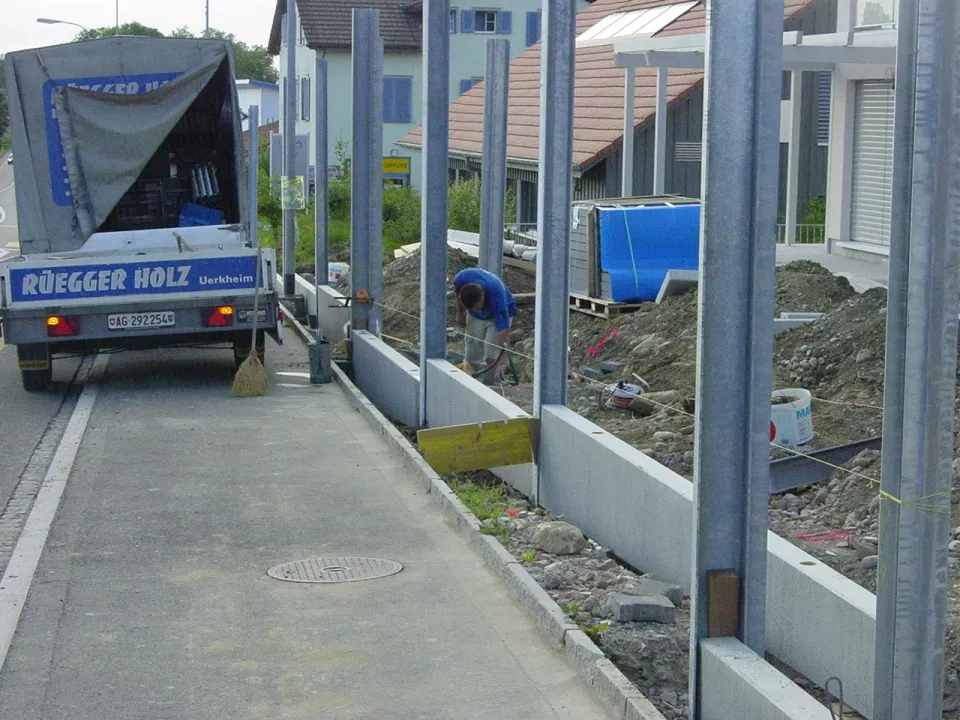 Laermschutzwand_Einbau_Betonstellriemen.jpg Laermschutzwand_Einbau_Betonstellriemen.jpg