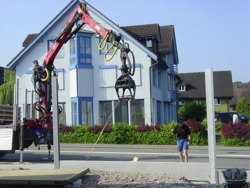 Laermschutzwand_Einbau_Betonstellriemen1.jpg Laermschutzwand_Einbau_Betonstellriemen1.jpg