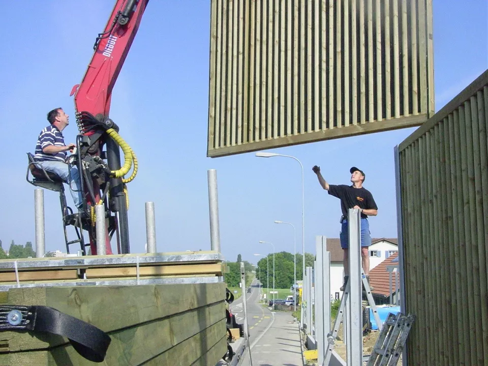 Laermschutz_Einbau_Holzelement.jpg Laermschutz_Einbau_Holzelement.jpg