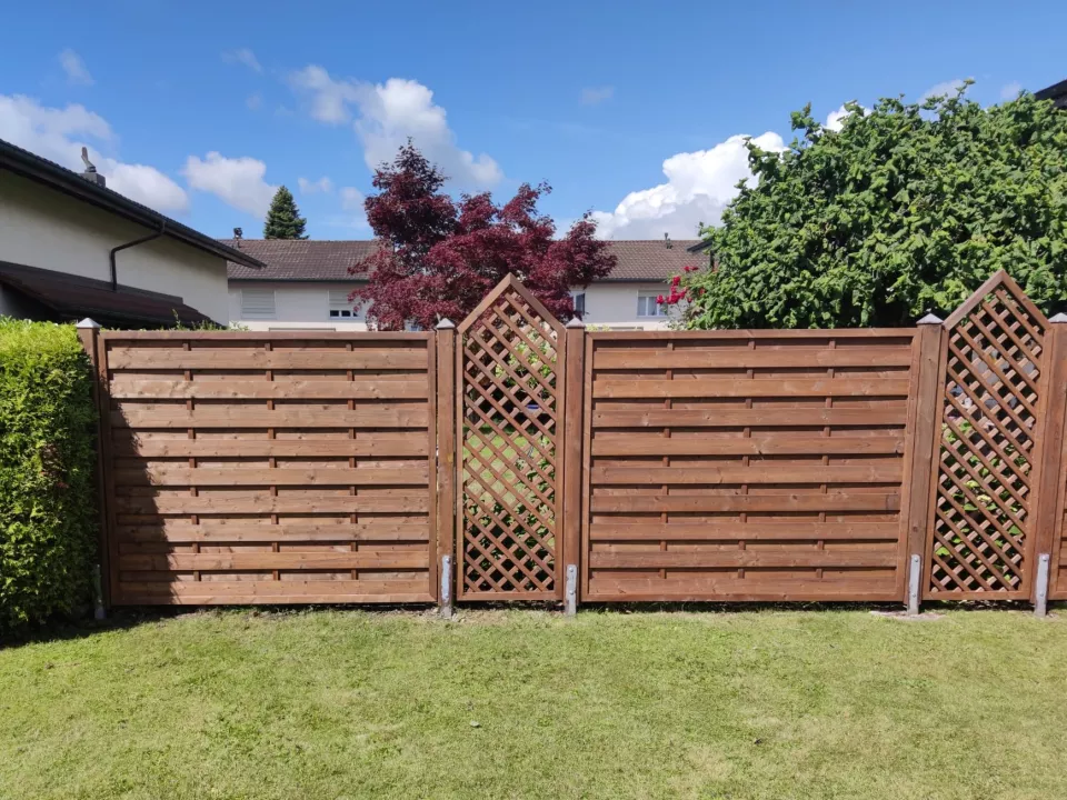 Multiform_braun_mit_Rankgitter.jpg Multiform_braun_mit_Rankgitter.jpg