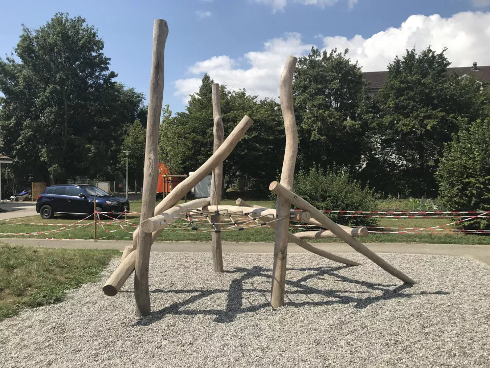 Robinien_Klettergeruest_3d3gzroiido.jpg Robinien_Klettergeruest_3d3gzroiido.jpg