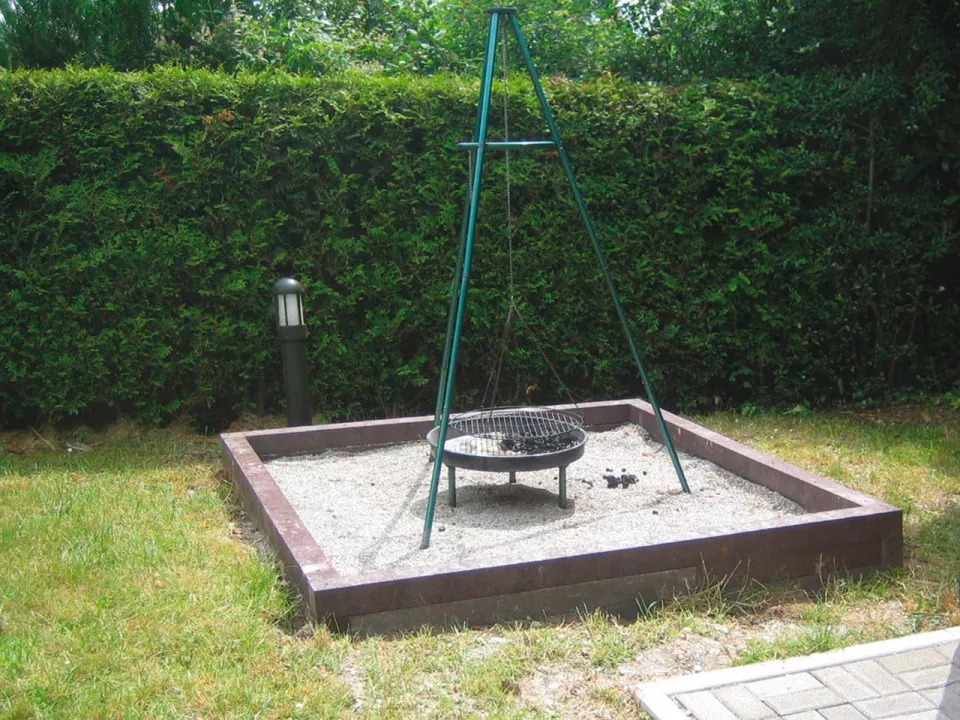 Kunststoffschwellen_Grillplatz_braunrot.jpg Kunststoffschwellen_Grillplatz_braunrot.jpg