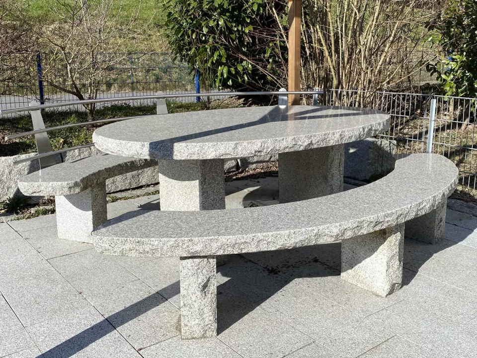 Granit_Tischgruppe_ovalo.jpg Granit_Tischgruppe_ovalo.jpg