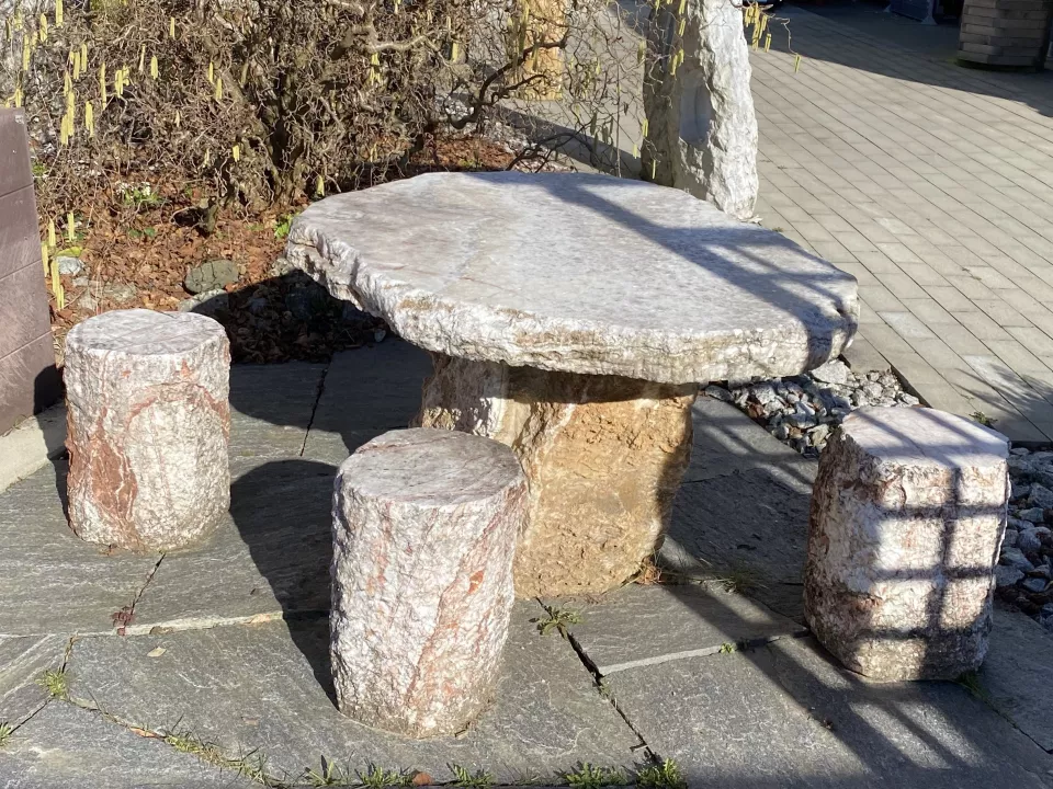 Stein_Sitzgruppe.jpg Stein_Sitzgruppe.jpg