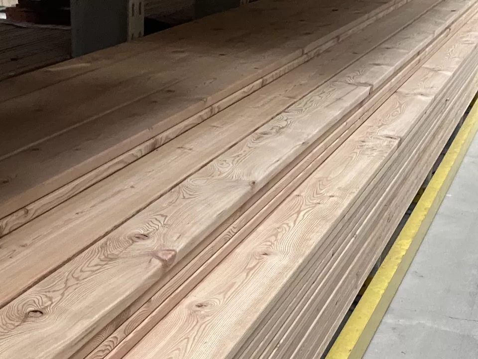 Laerchenbretter_im_Lager.jpg Laerchenbretter_im_Lager.jpg