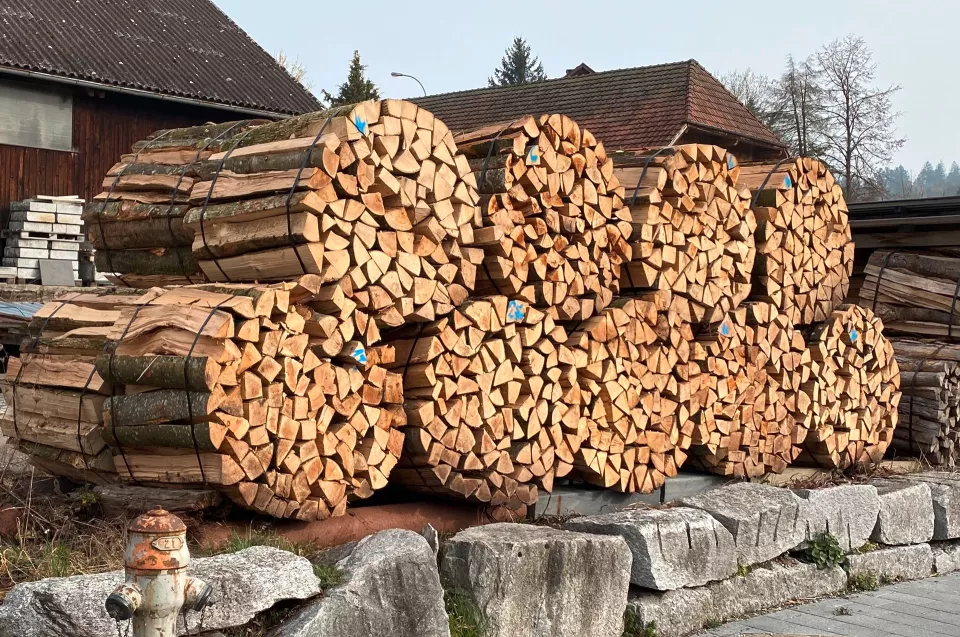 Brennholz_Sterbuende_h74rfvp8ltt8.jpg Brennholz_Sterbuende_h74rfvp8ltt8.jpg