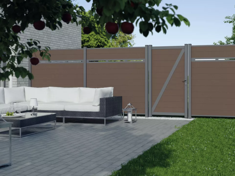 Sichtschutzzaun_Kingston_Systemzaun_WPC_Dunkelbraun_Tuer_Milieu.jpg Sichtschutzzaun_Kingston_Systemzaun_WPC_Dunkelbraun_Tuer_Milieu.jpg
