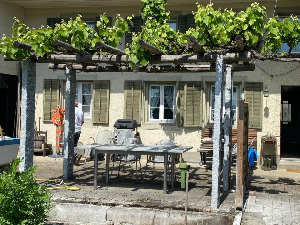 Granitpergola_ueberwachsen_xh3074909249.jpg Granitpergola_ueberwachsen_xh3074909249.jpg
